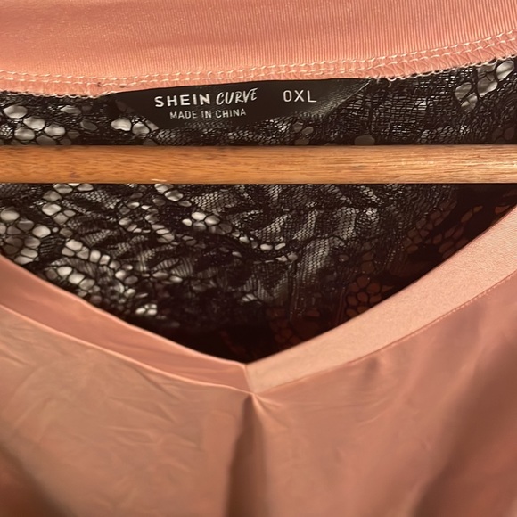 Ok SHEIN Curve pink top with black lace back, size 0XL - Picture 3 of 3